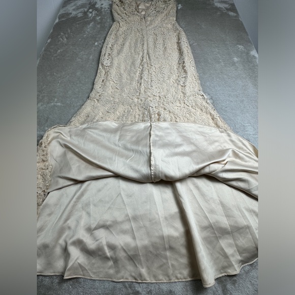 Amsale Wedding Gown Size 6 - Beige Ivory Lace Lightweight Feminine Mermaid Flare - Picture 12 of 16